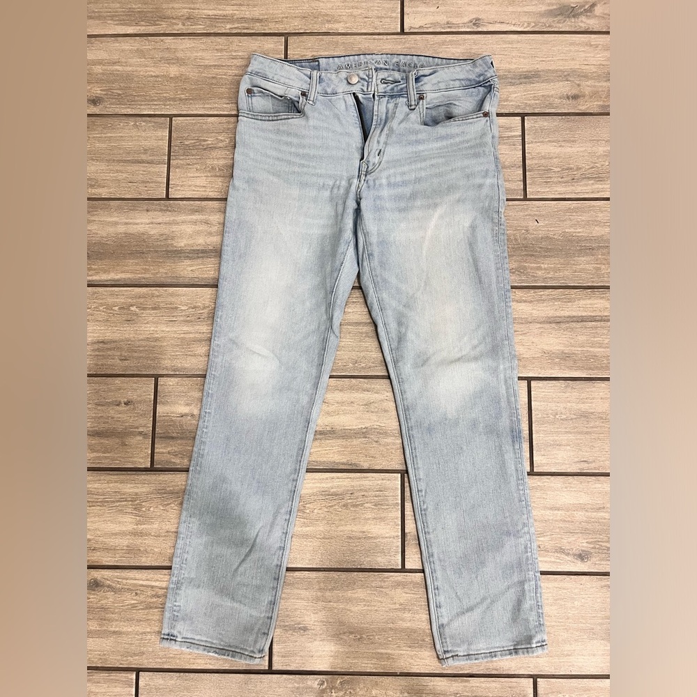 Light wash straight leg American Eagle men’s 31x30 jeans